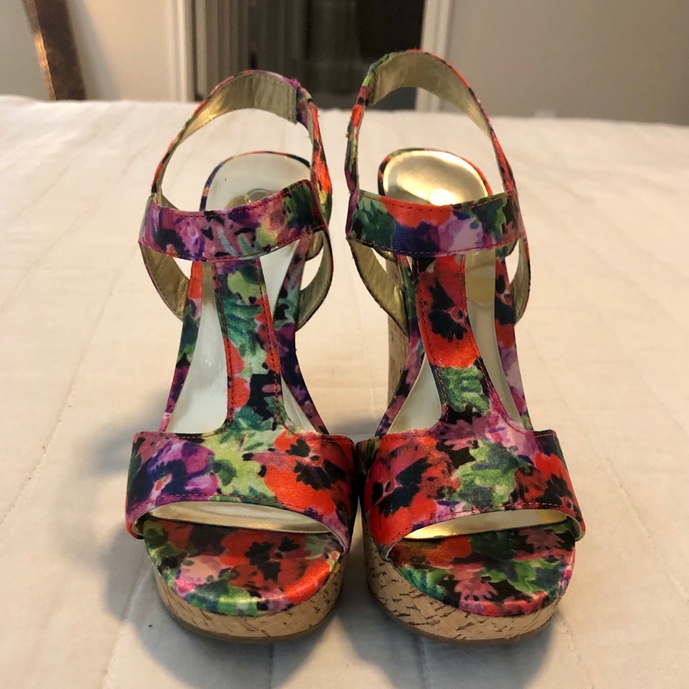 Size 5 Carlos Santana wedges